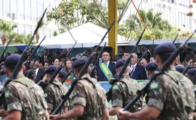 Multidão em um desfile militar com armas
