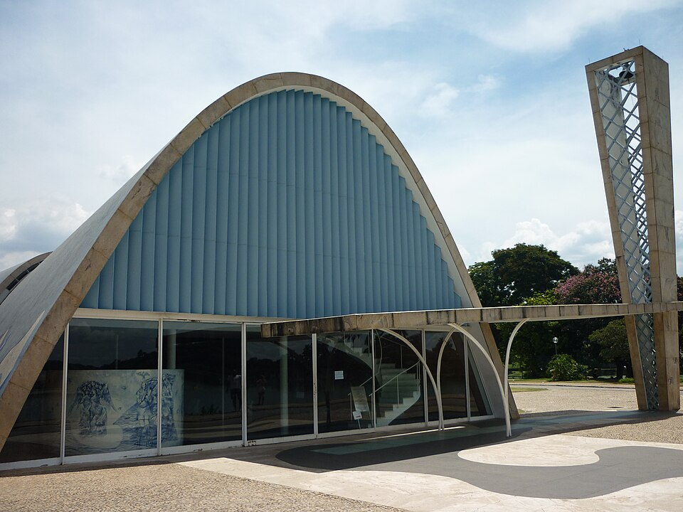 Prédio azul com fachada de concreto