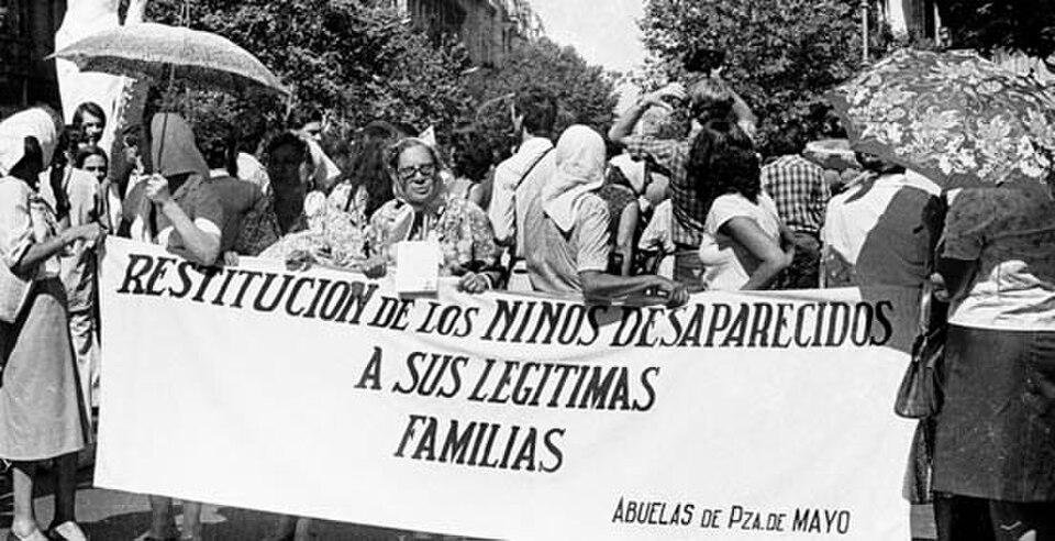 Mulheres brancas segurando cartaz