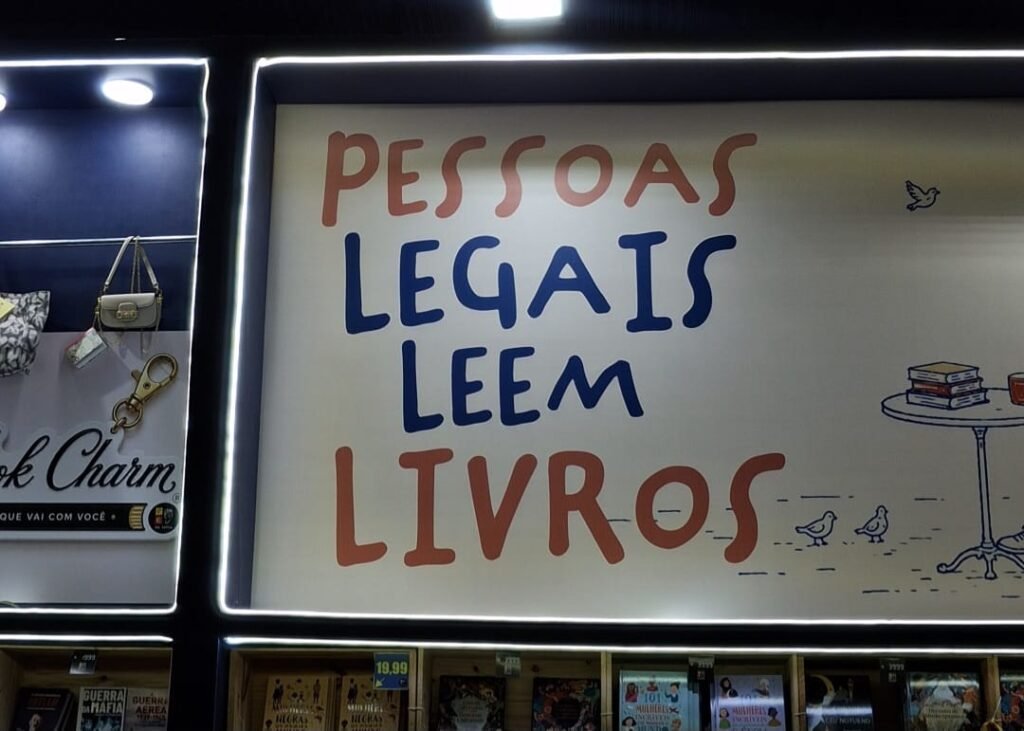 Placa com os dizeres: "pessoas legais leem livros"
