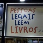 Placa com os dizeres: "pessoas legais leem livros"