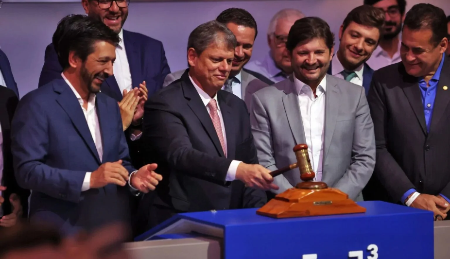Na imagem, o atual governador de São Paulo Tarcísio de Freitas ao lado do candidato ao senado André do Prado e do prefeito de São Paulo, Ricardo Nunes