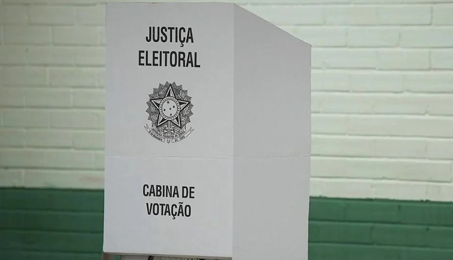 Na imagem, uma urna cabine de urna eletrônica; eleições