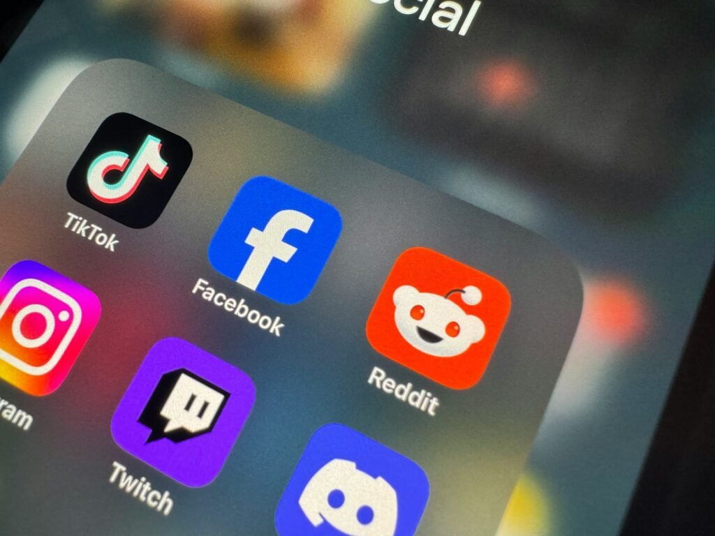 As redes sociais, como o discord, usadas por menores de 16 anos devem ser vinculadas à conta dos pais, como acontece com as contas de adolescente no instagram [Imagem: Ralph Olazo/ Unsplash]