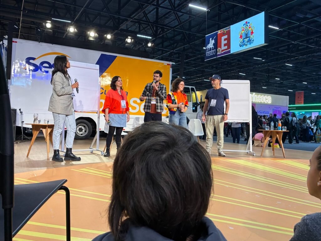 Bate-papo com autores e palestrantes na arena de eventos da Bienal do Livro de São Paulo.