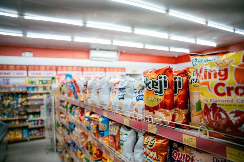 Prateleira de super mercado com salgadinhos.