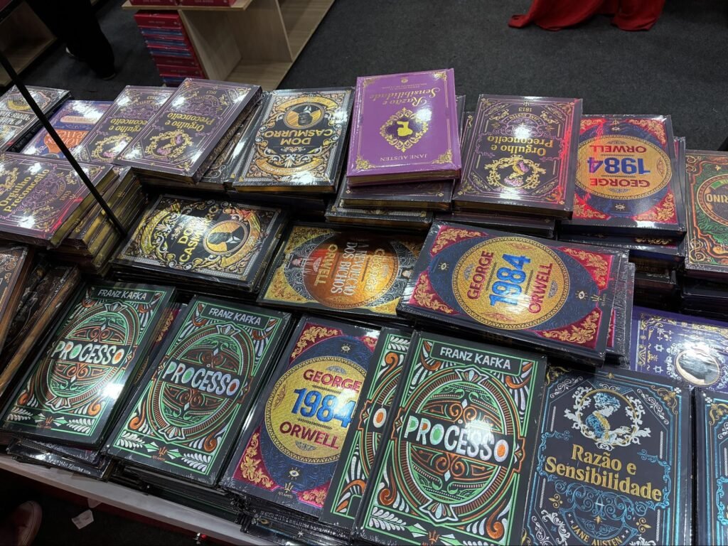 Exemplares de clássicos da literatura com capas especiais em exposição na 28ª Bienal Internacional do Livro de São Paulo.