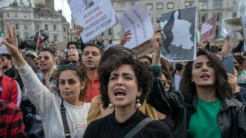 Na imagem, um protesto sobre liberdade das mulheres iranianas