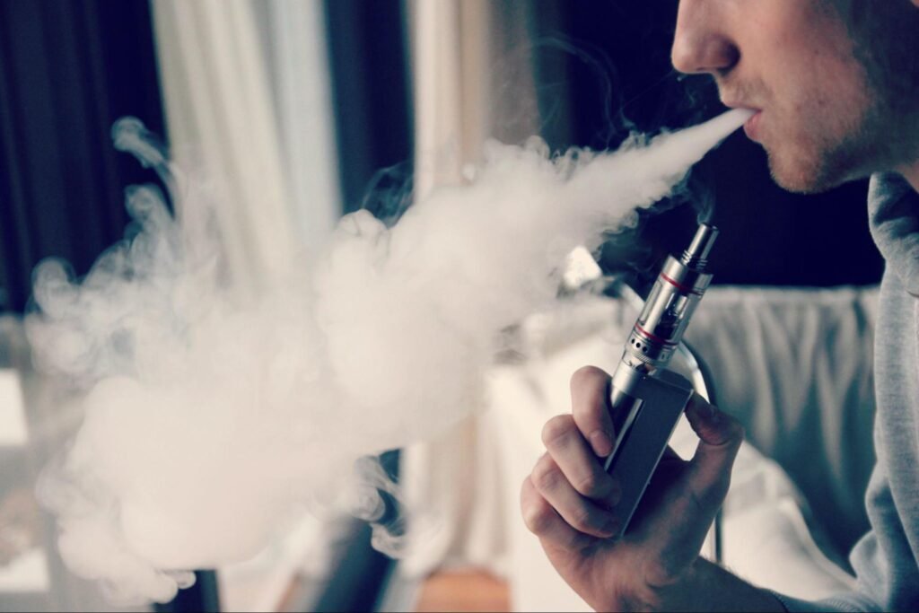 Homem fumando.