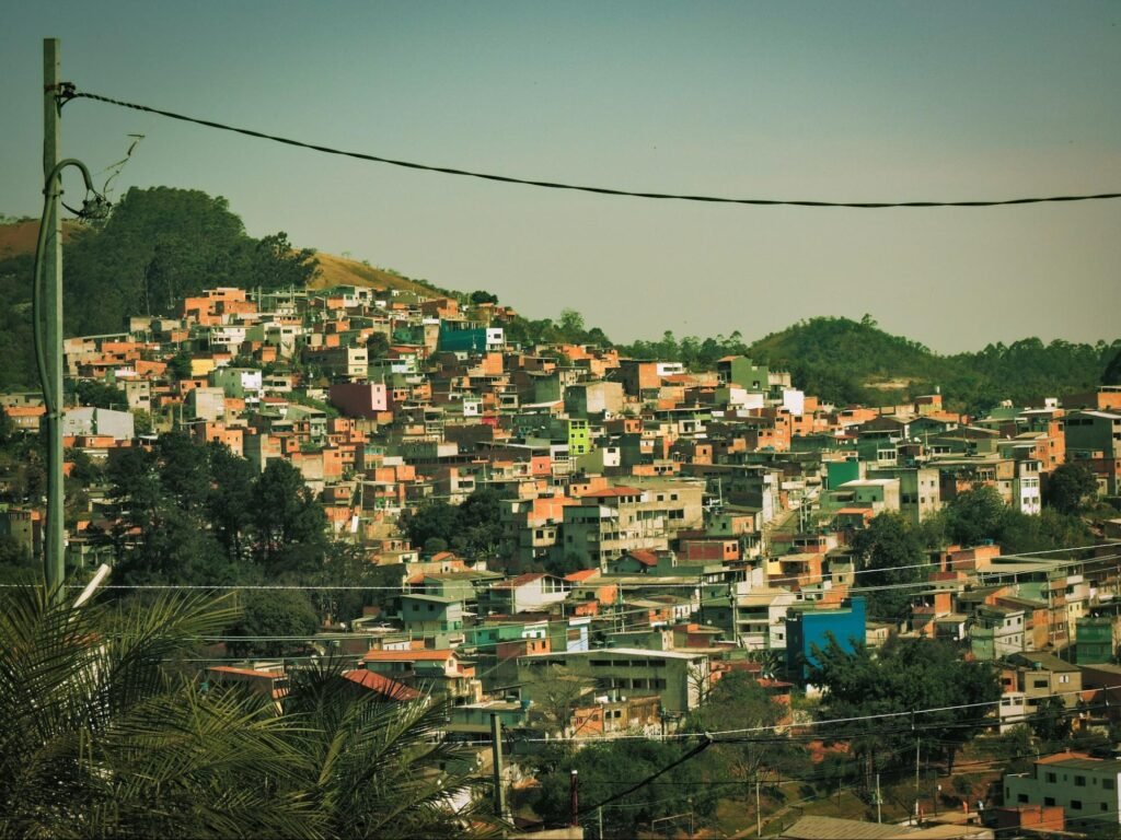 Foto de longe de várias casas