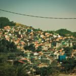 Foto de longe de várias casas
