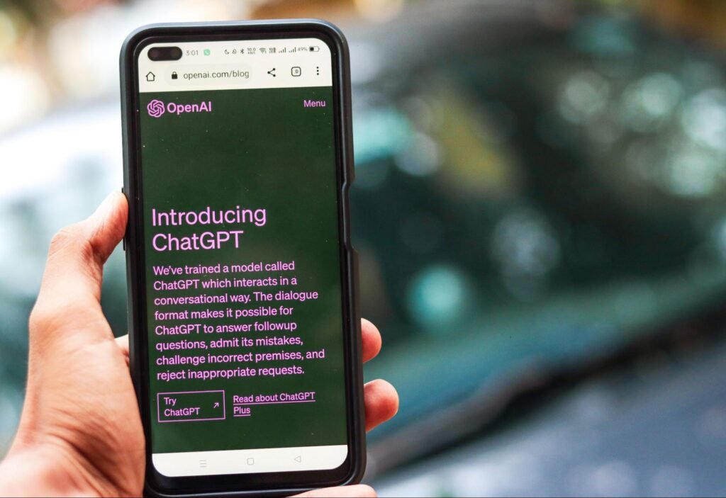 Foto de uma tema de um celular com uma mensagem de boas-vindas do chatgpt inscrita.