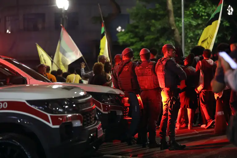 Na imagem, policias militares