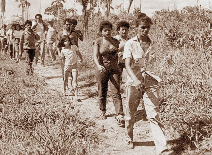 Mulheres andando descalças no mato 