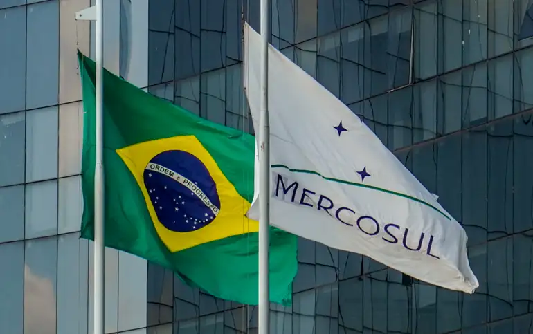 Na imagem, a bandeira do Brasil e do Mercosul