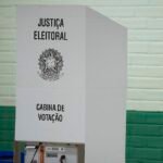 Na imagem, uma urna cabine de urna eletrônica; eleições