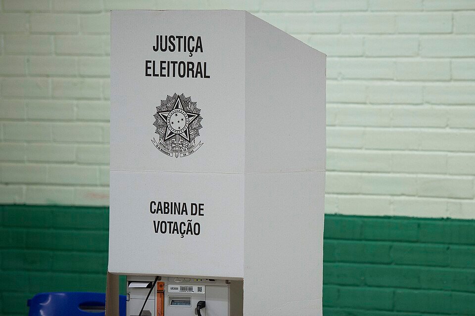 Na imagem, uma urna cabine de urna eletrônica; eleições