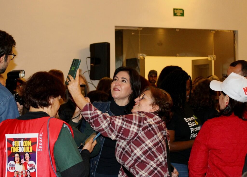 Na imagem, a candidata Simone Tebet tirando foto com uma admiradora durante o Direitos Já!