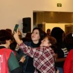 Na imagem, a candidata Simone Tebet tirando foto com uma admiradora durante o Direitos Já!