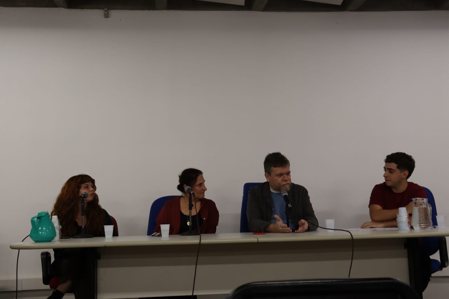 Na imagem, a mesa mediadora do debate sobre jornalismo cultural