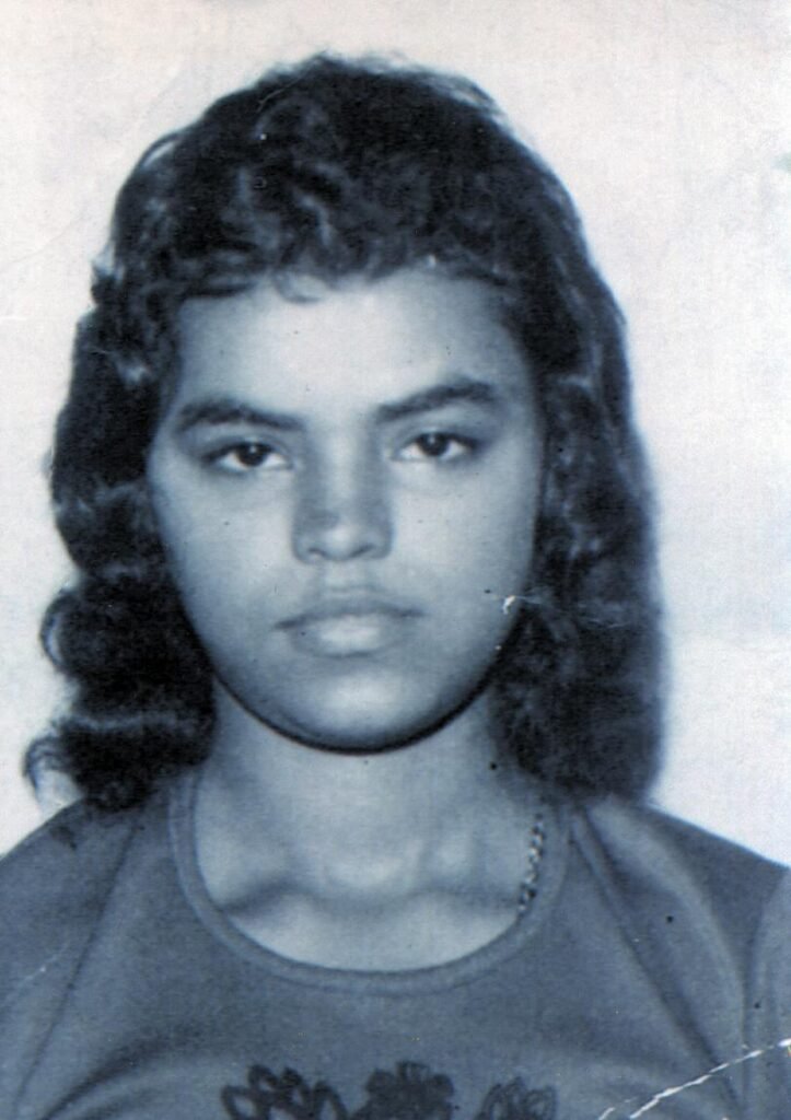 Mulher jovem negra em uma foto preto e branco
