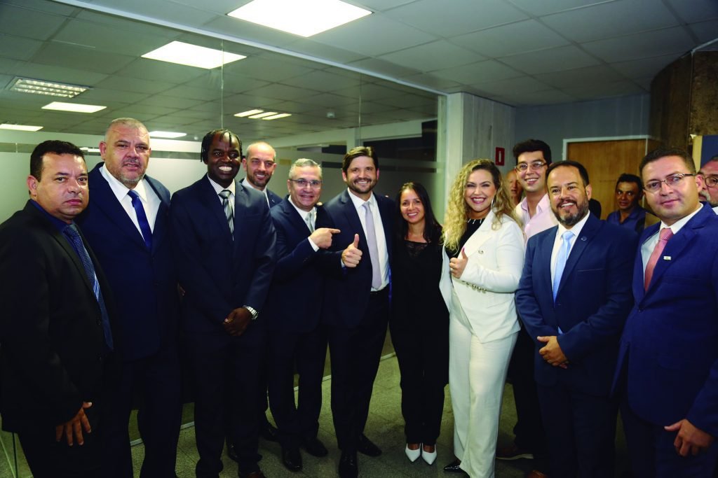 Na imagem, André do Prado sendo homenageado pela Câmara Municipal de Guararema