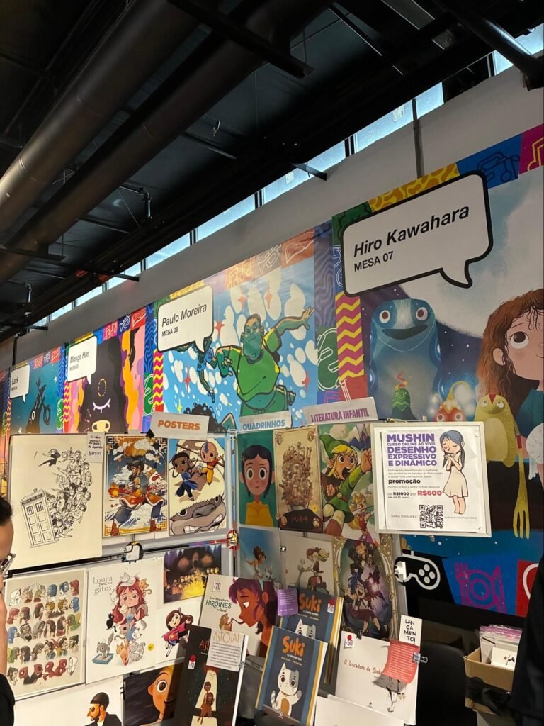Painel do espaço Artists' Alley com ilustrações, HQs e quadrinhos independentes na Bienal do Livro SP.