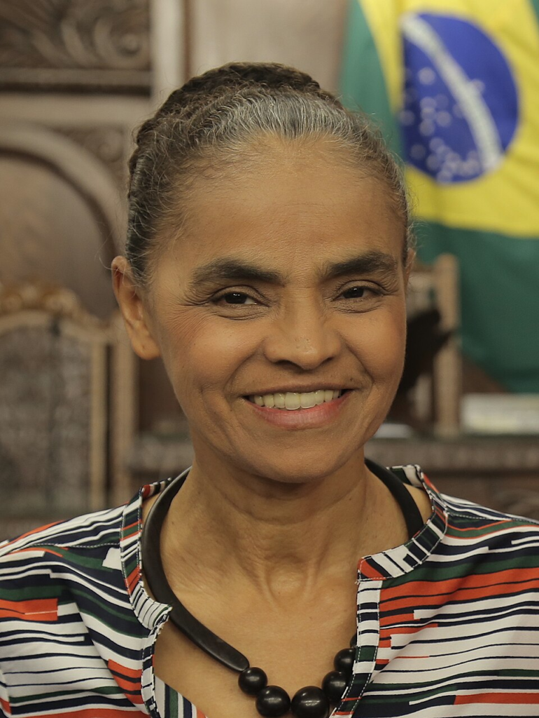 Mulher negra de coque sorrindo