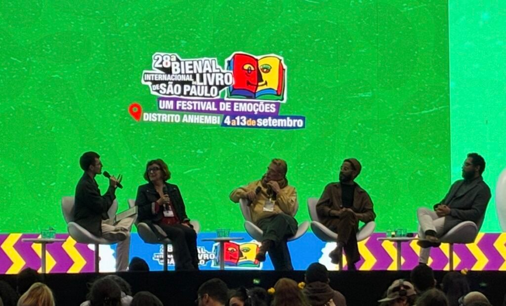 Painel de palestrantes e convidados no palco principal da Bienal do Livro de São Paulo.