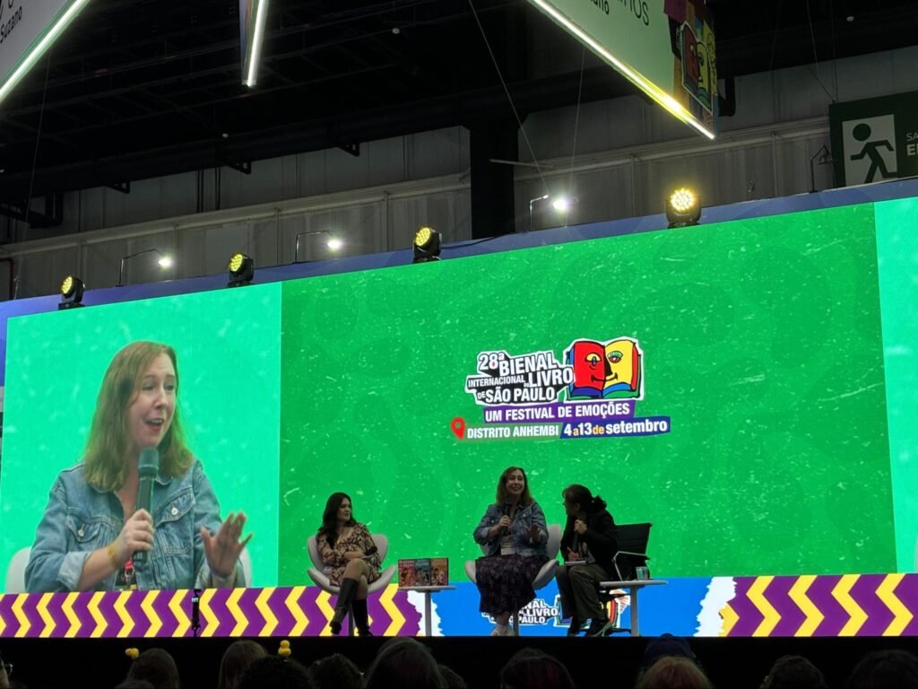 Transmissão ao vivo de palestrante no telão de LED durante painel da Bienal do Livro em São Paulo.