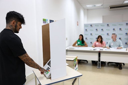 Para votar, é obrigatório apresentar ao mesário um documento oficial com foto, mesmo que vencido. Certidões de nascimento e casamento não são válidas para o voto [Imagem: Rovena Rosa/Agência Brasil]