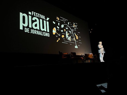 André Petry abriu o  10º Festival Piauí de Jornalismo agradecendo o apoio da Cinemateca Brasileira, onde o evento é realizado [Imagem: Bianca Candido/Jornalismo Júnior]