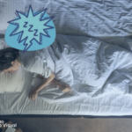 Foto de mulher deitada na cama com balão saindo da sua cabeça.