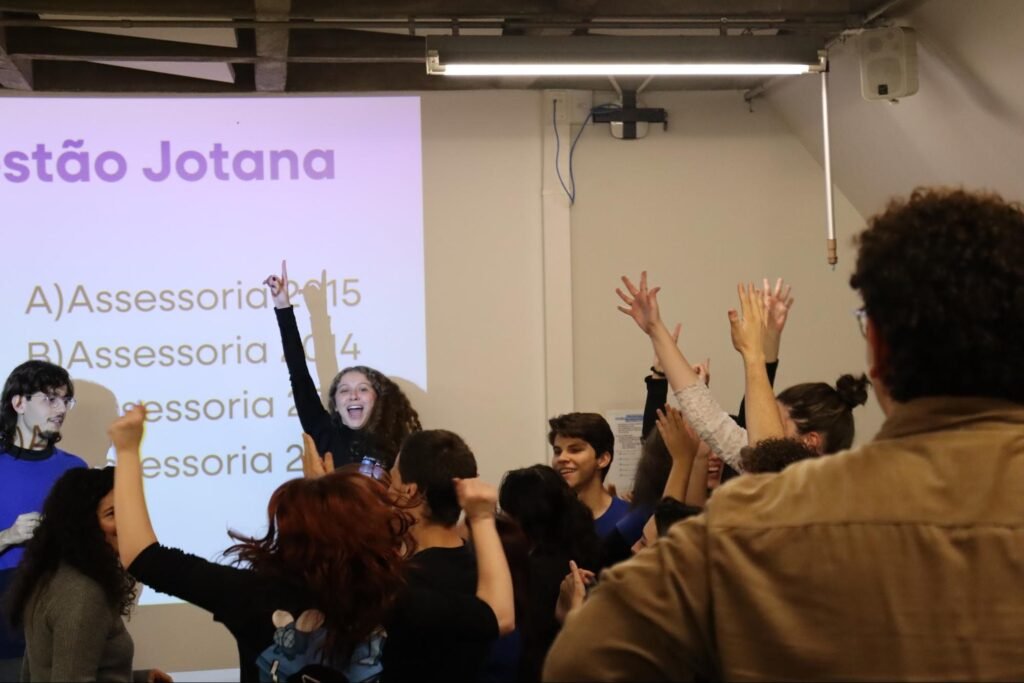 Foto do momento da dinâmica no aniversário de 22 anos da Jornalismo Jr.