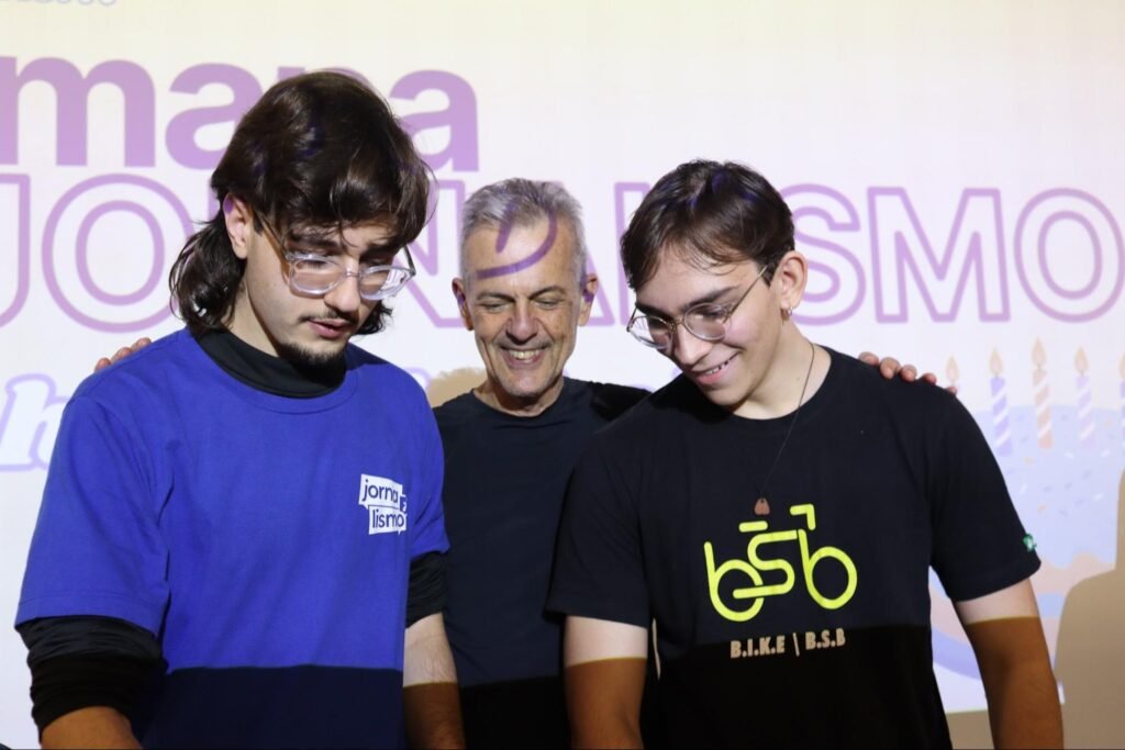 Foto que reúne Fernando, diretor de Eventos, Bernardo, vice-presidente, e Atílio, professor surpevisor da Jornalismo Jr., na comemoração de 22 anos da empresa
