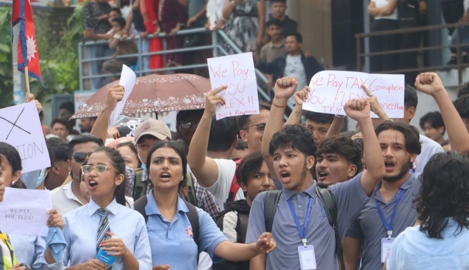 Na imagem, jovens nepaleses protestando