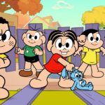 Texto alternativo: Cena de animação colorida da Turma da Mônica, em uma rua de bairro ensolarada com árvores de folhas alaranjadas e amarelas, casas ao fundo, céu azul com nuvens e uma cerca de tábuas roxas. Cinco crianças aparecem em pose de confronto, com expressões de determinação e sobrancelhas franzidas. Em primeiro plano, à esquerda, o Cebolinha, de cabelo preto e macacão xadrez vermelho sobre camiseta amarela, faz pose de luta. Atrás dele está o Cascão, de camiseta verde e short preto. No centro, a Mônica, de vestido vermelho e dentuça, segura pela orelha o coelhinho azul Sansão. Ao lado, a Magali, de vestido amarelo, ergue o punho. À direita, a Milena, menina negra de cabelos cacheados volumosos com laço rosa, macacão laranja e tênis rosa, está de braços na cintura e cenho franzido. No canto inferior direito aparecem a assinatura “Mauricio” e o crédito “© MSP”.