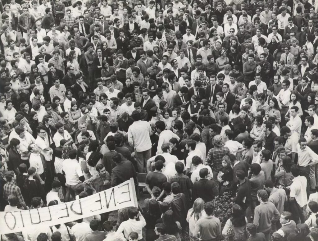 Multidão em preto e branco em um protesto com bandeiras