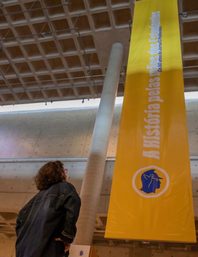 bandeira amarela com uma pessoa na frente olhando