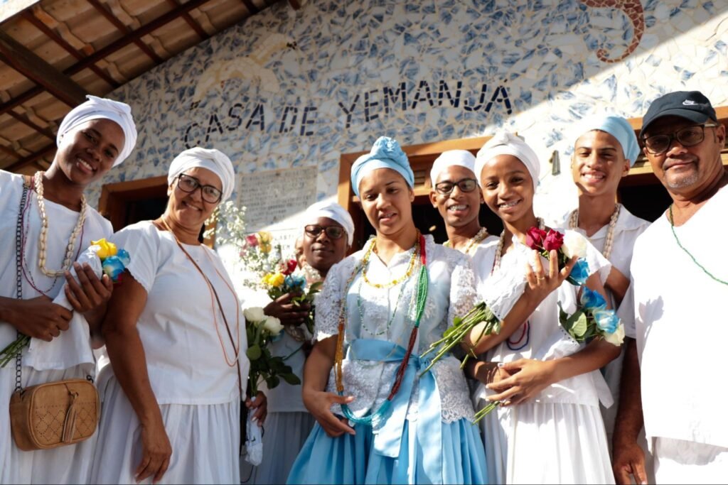 Foto de várias mulheres e homens olhando para a câmera.