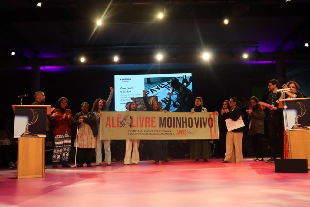 Faixa com o dizer "Alê Livre Moinho"