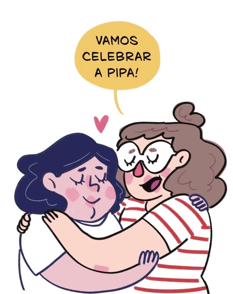 Ilustração digital em estilo de quadrinhos, com traço simples, contornos pretos e cores suaves, sobre fundo branco. Duas mulheres se abraçam de olhos fechados e sorrindo. À esquerda, uma mulher de cabelo curto e azul-escuro, pele clara com bochechas rosadas, camiseta branca, aparece com o rosto sereno e apoiado no ombro da outra. À direita, uma mulher de cabelo castanho ondulado preso em um coque no alto da cabeça, óculos redondos de armação branca e blusa listrada em vermelho e branco, abre a boca em uma fala animada. Um pequeno coração rosa flutua entre as duas, e acima delas há um balão de fala amarelo com o texto “VAMOS CELEBRAR A PIPA!”, em letras maiúsculas pretas.