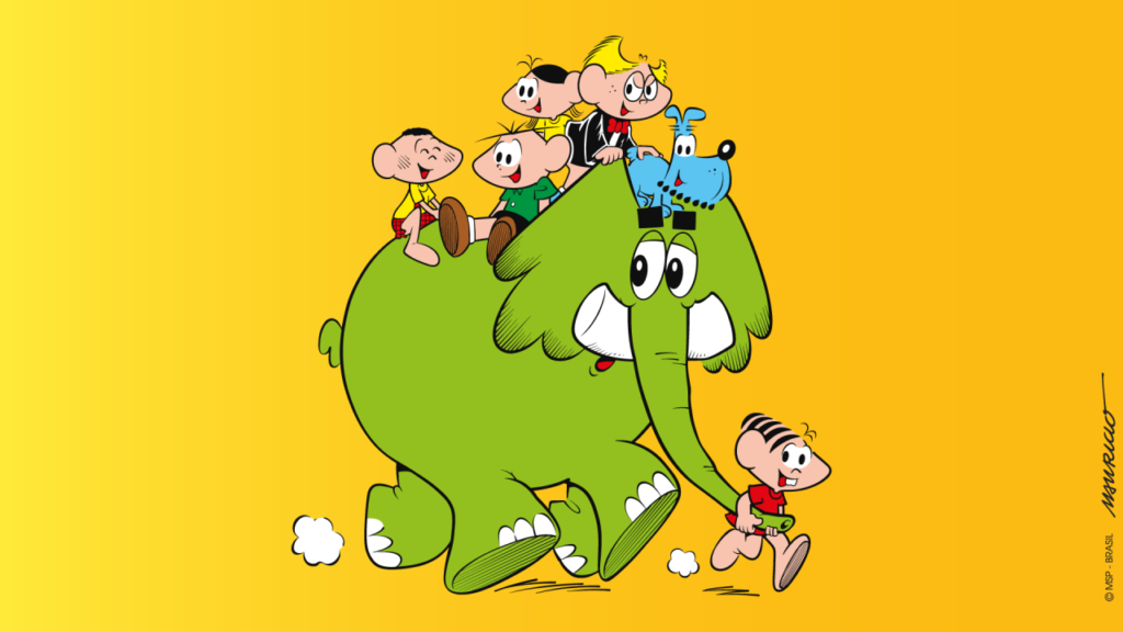 Ilustração em estilo clássico de quadrinhos sobre fundo em degradê de amarelo-limão a laranja-dourado. Ao centro, o elefante verde Jotalhão corre sorrindo, com grandes presas brancas, olhos arregalados e orelhas grandes, soltando nuvenzinhas de poeira brancas nas patas. Sobre suas costas e cabeça estão sentados o Cebolinha, o Cascão, a Magali, um menino loiro de gravata-borboleta vermelha e o cachorrinho azul Bidu. Na frente, correndo e puxando a tromba do elefante, está a Mônica, de vestido vermelho. No canto direito há a assinatura “Mauricio” e o crédito “© MSP - Brasil”.