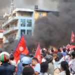 Na imagem, jovens nepaleses protestando