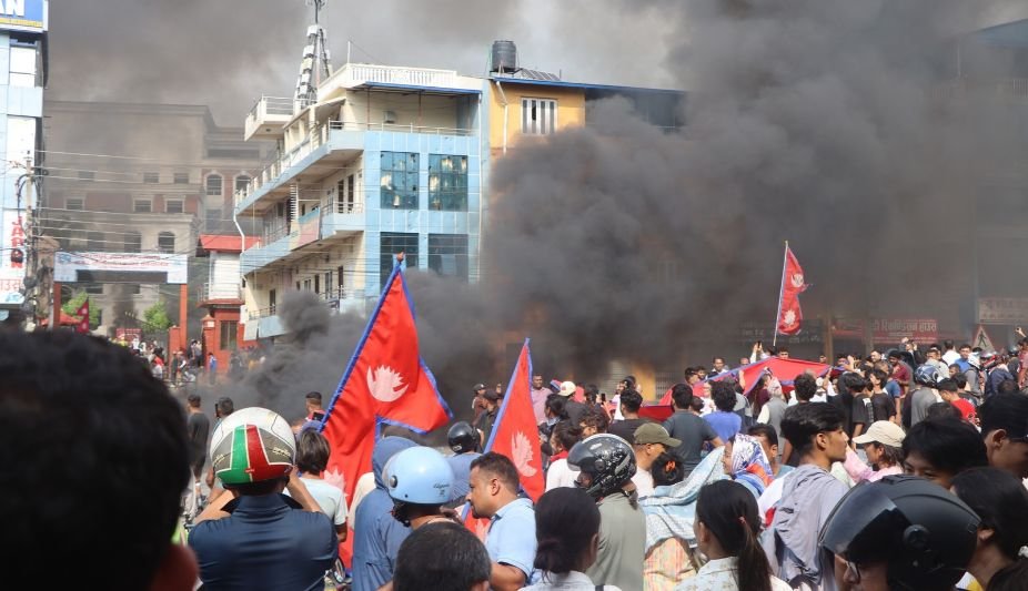 Na imagem, jovens nepaleses protestando