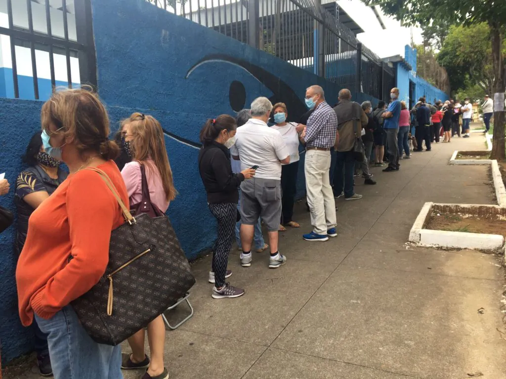 Fila em hospital durante a Covid-19.