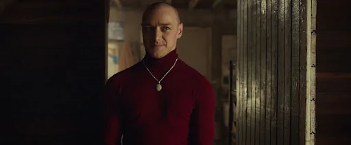 Protagonista do filme "Fragmentado" em uma camiseta vermelha