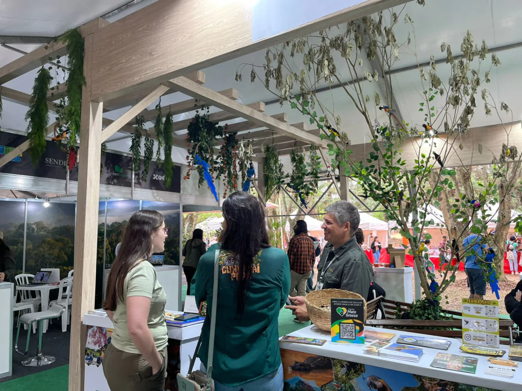 Visitantes conversando com um expositor no Avistar