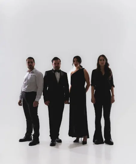 Atores da peça posando para uma fotografia em fundo branco