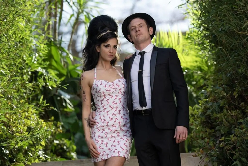 Marisa Abela como Amy Winehouse e Jack O’Connell como Blake Fielder-Civil em 'Back to Black'